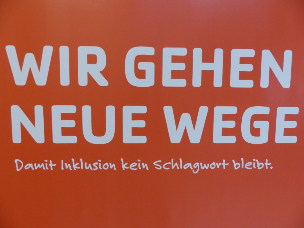 Schild mit der Aufschrift Wir gehen neue Wege damit Inklusion kein Schlagwort bleibt