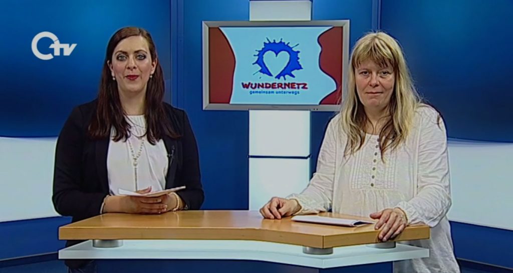 Michaela Götz und Teresa Schaal im Studio beim Wunder·netz·magazin.