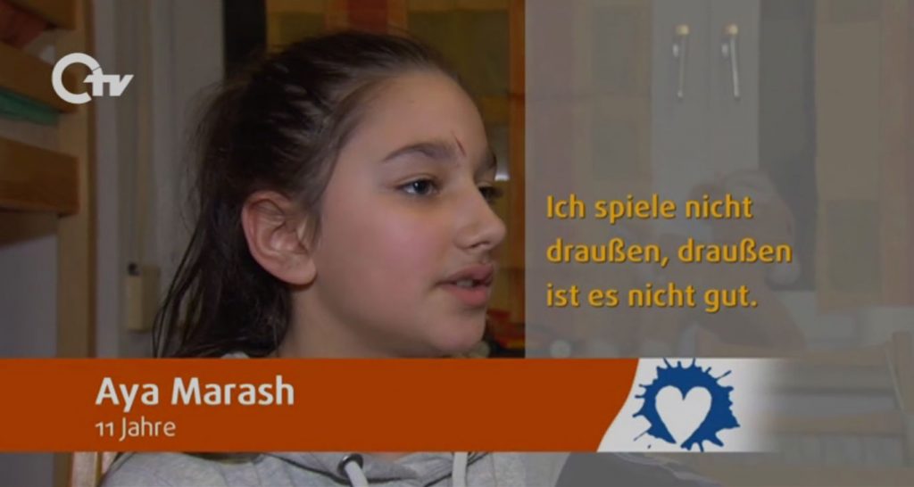 Aya Marash wird interviewt.