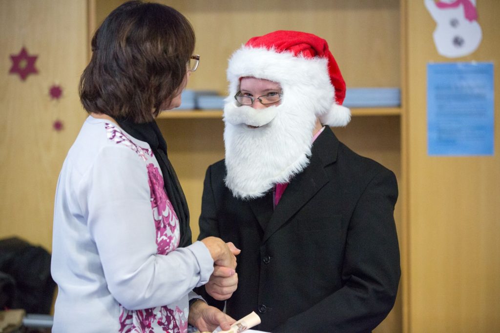 Der Weihnachtsmann schüttelt Frau Legat die Hand