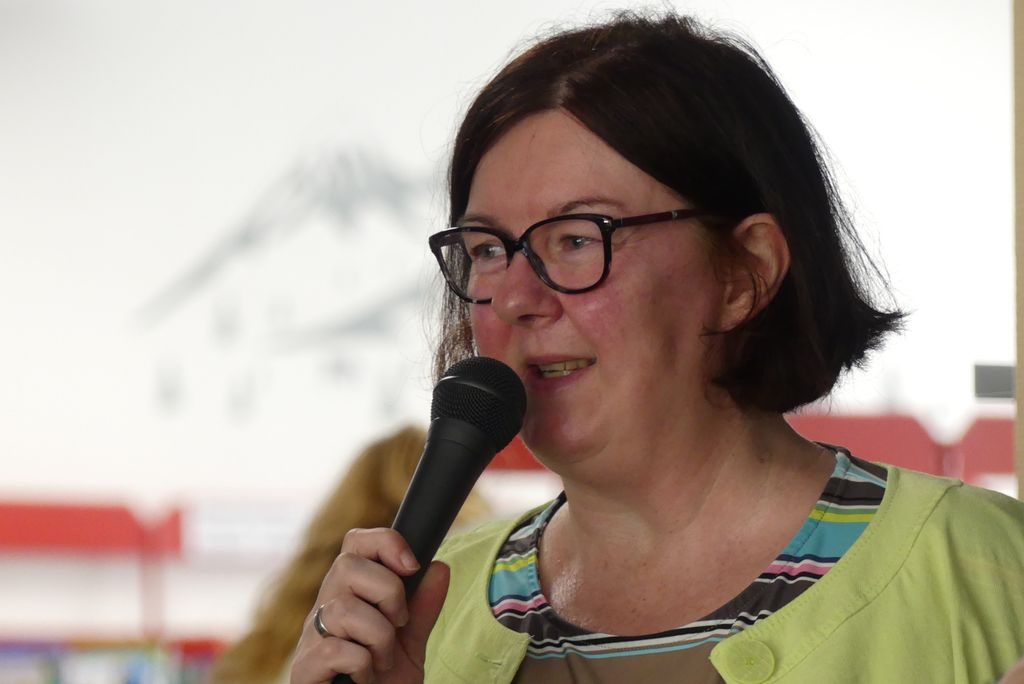 Bibliotheksleiterin Bettina Weisheit begrüßte die Lesefestbesucher herzlich und erzählte über die barrierefreien Möglichkeiten in der Stadtbibliothek Amberg.