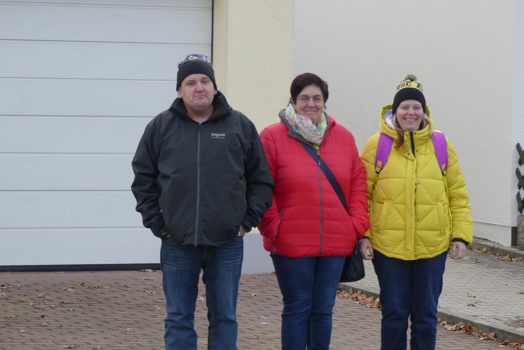 Auf dem Foto sind die drei Freunde Robert, Karin und Michaela zu sehen.